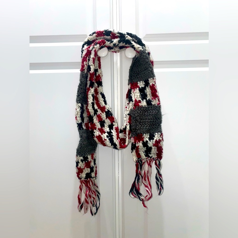Womens Knit Gray/Red Scarf